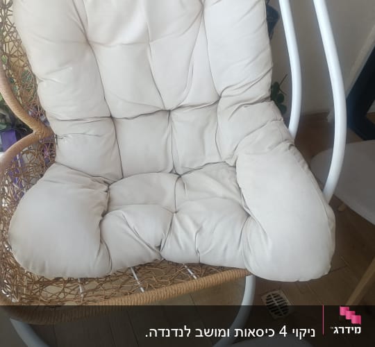 כרית כיסא תלויה על רצפת עץ